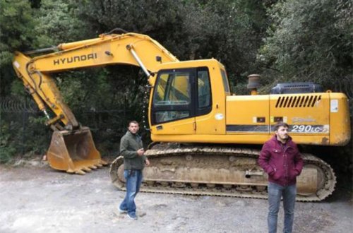 Adnan Oktarın villasını sökməyə başladılar - Fotolar