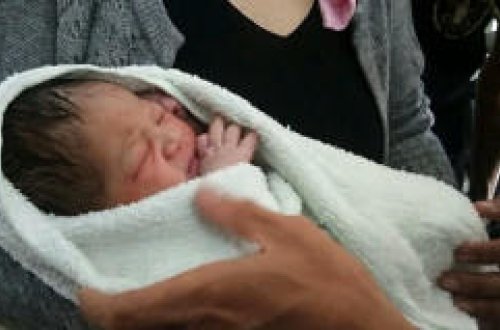 Ana yeni doğulan körpəsini 5-ci mərtəbədən atdı: uşağı ağac 