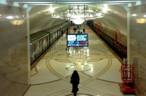 Stansiyada perronla üzbəüz divarda - kiçik qapının nə olduğunu bilirsinizmi?