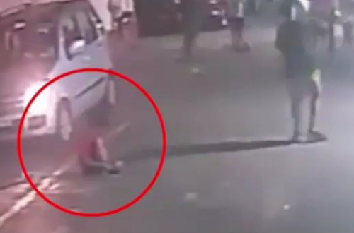 Avtomobilin altında qalan uşaq hər kəsi şoka saldı - VİDEO