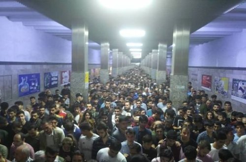 İngilis jurnalist Bakı metrosunda foto çəkdi, polis sildirdi - FOTO