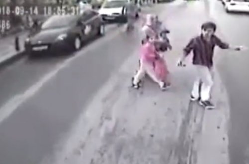 Piyadadan AĞLASIĞMAZ HƏRƏKƏT - Avtobusun şüşəsini sındırdı ki... - VİDEO