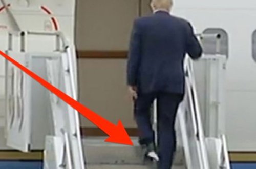 Təyyarəyə minərkən Trampın ayaqqabısına tualet kağızı yapışdı - Video