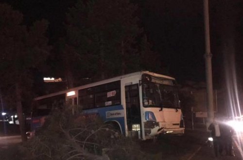 Bakıda daha bir sərnişin avtobusu qəzaya uğradı - FOTO