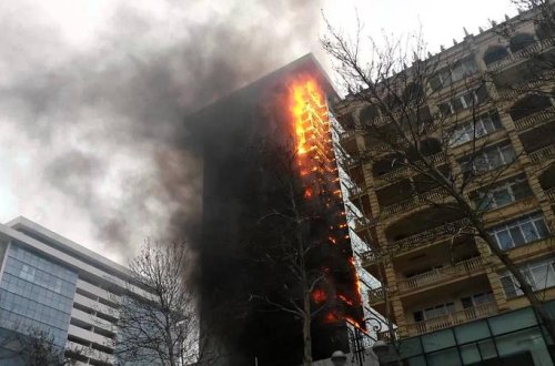  SON DƏQIQƏ:   Bakıda yaşayış binasında YANĞIN - 14 nəfər təxliyə edildi