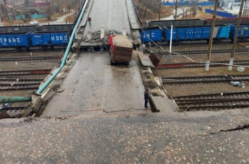 Rusiyada körpü qatarın üstünə aşdı - VİDEO