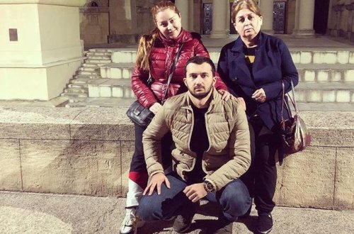 Xatirə anası və qardaşı ilə - Foto