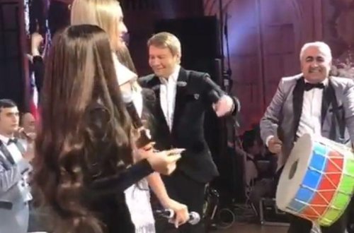 Nikolay Baskov Azərbaycan mahnısına oynadı - Video