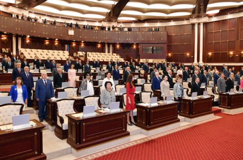 Parlamentarilər iki iclasda 54 məsələyə baxacaq