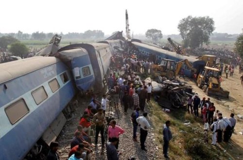 Sərnişin qatarı relsdən çıxdı: 6 ölü, 35 yaralı