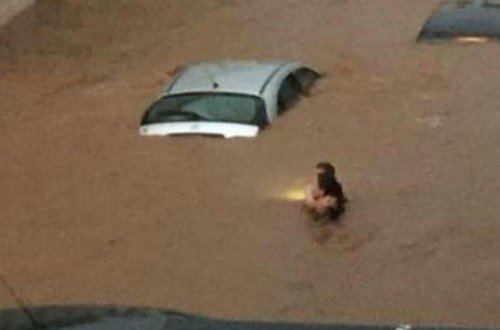 Taksiyə minən cütlük öldü, sürücü itkin düşdü - Sel fəlakəti - VIDEO - FOTO