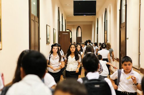 Bakıda məktəbdə 9 şagird bibər qazından zəhərləndi - Valideyn polisə çağırıldı