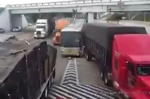 2 yük maşını arasından sürətlə keçən avtobus qəzadan güclə yayındı - VİDEO