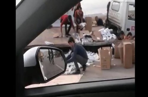 Bakıda ağır qəza: şirkət maşını iki yerə bölündü - VİDEO