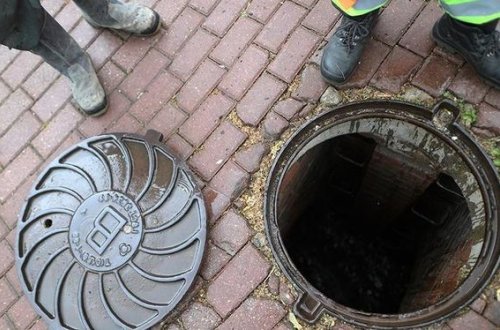 Bakıda kanalizasiya quyusundan neft çıxdı - VİDEO