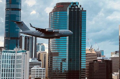 Təyyarə şəhərdə, binaların arasında uçdu - Sakinlər qorxdular - VİDEO - FOTO