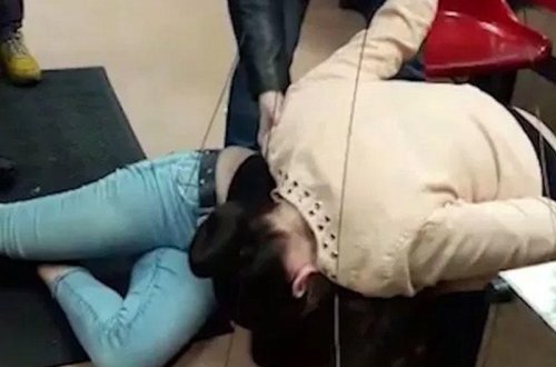 Kassir qız kabab restoranında qadın müştərinin qulağını qopartdı - VİDEO - FOTO