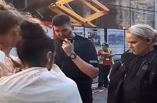 İki qadın soyunub küçədə oturdular - FOTO