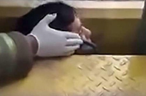 Metroda DƏHŞƏTLİ ANLAR: 20 yaşlı oğlanın başı… - QORXUNC GÖRÜNTÜLƏR - VİDEO - FOTO