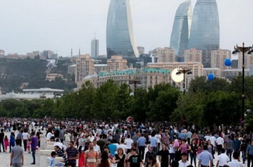 Azərbaycanda 1000 kişiyə 1005 qadın düşür