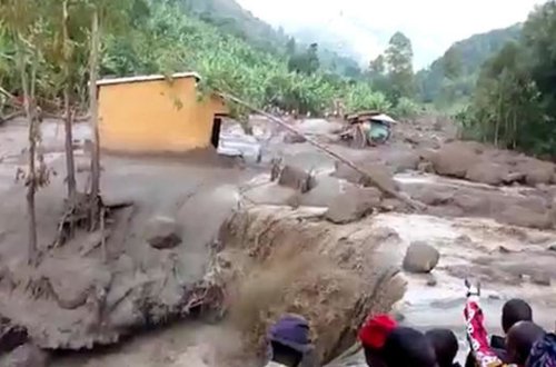 Uqandada qəsəbə torpaq altında qaldı: 40 ölü - VİDEO