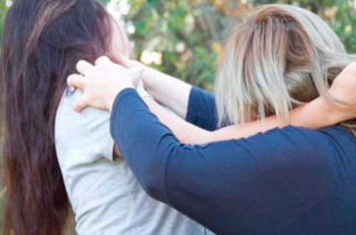 Bakıda qızlar oğlana görə saçyolduya çıxdı - VİDEO