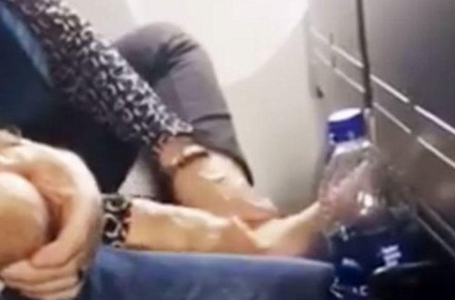 Qadın sərnişin təyyarədə iyrənclik etdi - VİDEO - FOTO