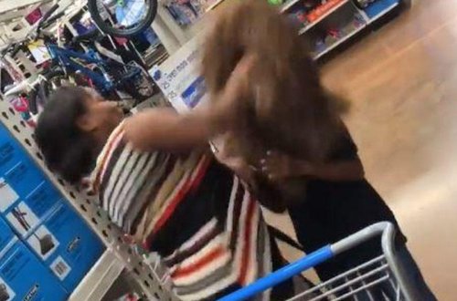 Ana supermarketdə oğlunu 1 yumruqla yerə sərdi - VİDEO