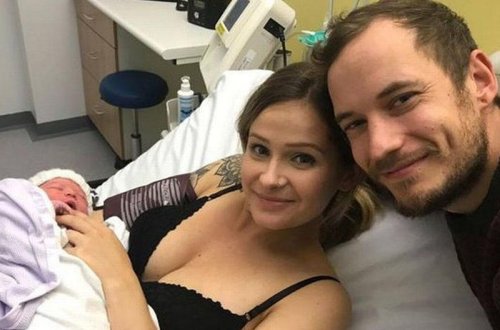 Tıxaca düşən qadın avtomobildə doğdu - FOTO