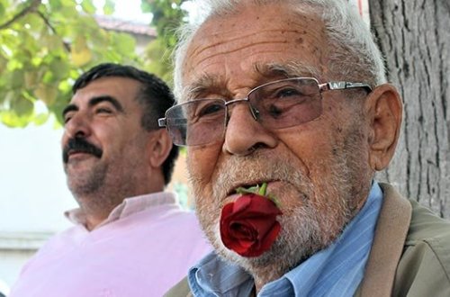 60 ildir ağzında gül ilə gəzir: Səbəbi sizi çox təəccübləndirəcək - FOTOLAR