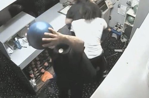 Başına boulinq topu vurub, stul çırpdılar - Əyləncə mərkəzində dava - VİDEO - FOTO