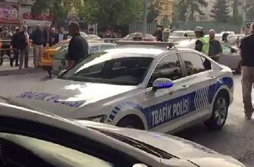 Sürücü traktoru Türkiyə parlamentinə sürdü - Polislər dayandıra bilmədilər