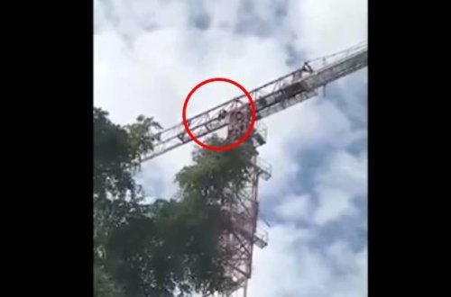 Bakıda kişi özünü krandan atacağı ilə hədələyir - VİDEO