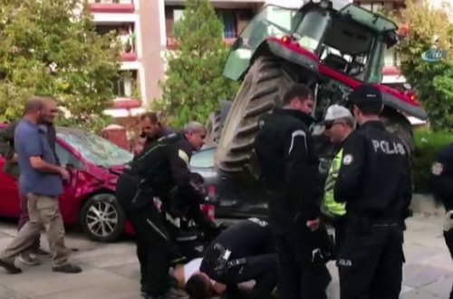 Ankarada İsrail səfirliyinə traktorla hücum etmək istədilər - VİDEO