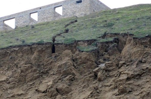 Badamdarda evlərdə yeni çatlar yarandı