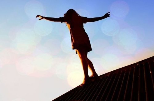 Bakıda qadın özünü 9-cu mərtəbədən atdı