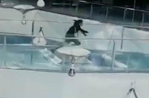 Ticarət mərkəzində qorxulu anlar - Qadın köpək balıqlarının olduğu hovuza düşdü - VİDEO