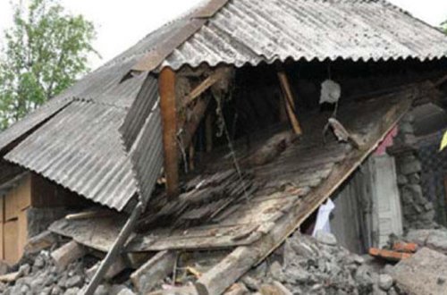 İndi də Bayıl SÜRÜŞDÜ - Bir ev tamamilə dağıldı