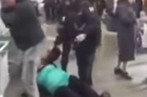 Hamilə qadını AVM-də yerə yıxıb, təpiklədilər - VİDEO - FOTO