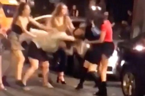 10 qadın küçədə saçyolduya çıxdı - VİDEO