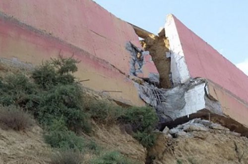 Buxta küçəsində evlər təhlükədədir