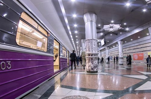 Metroda sıxlıq yarandı - Sərnişinin ayağı əzildi