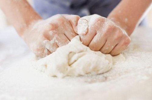 Qız ölən nənəsinin sümük tozundan biskivit bişirib, sinif yoldaşlarına yedirdi - FOTO