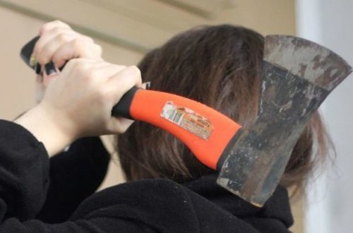 Rəfiqəsini balta ilə öldürən qadına ağır cəza istənildi