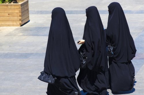 Əlcəzairdə qadınların niqabla işləməsi qadağan edildi