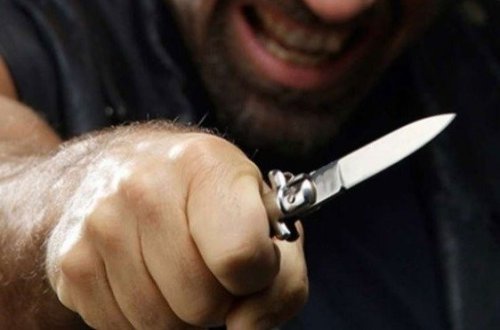 Gəncədə OLAY: Kişi bacısı qızının ərini bıçaqladı