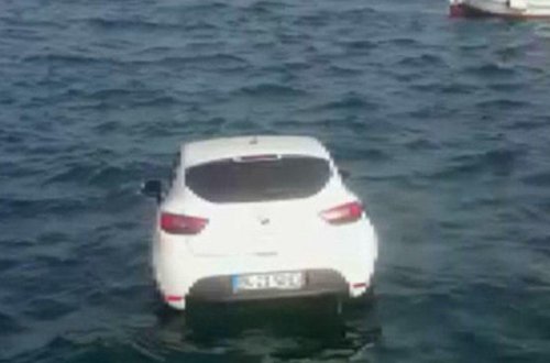 Oğlan avtomobilini itələyib dənizə saldı, sevincdən ətrafdakıları öpdü - FOTO