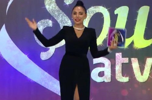 Nanə Ağamalıyeva efirə dərin yarıqlı paltarda çıxdı - FOTO