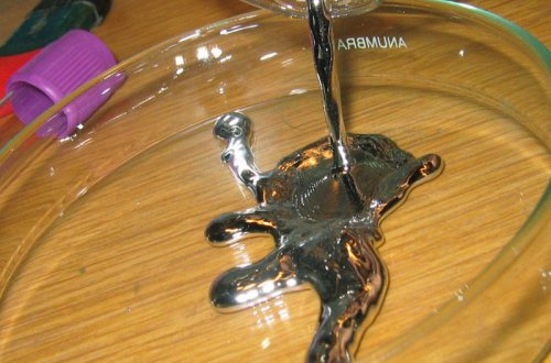 Bakıda küçədə külli miqdarda civə aşkarlandı