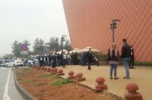 Əsgər silahla hərbi hissədən qaçdı, alış-veriş mərkəzinin işçilərini əsr götürdü - FOTO